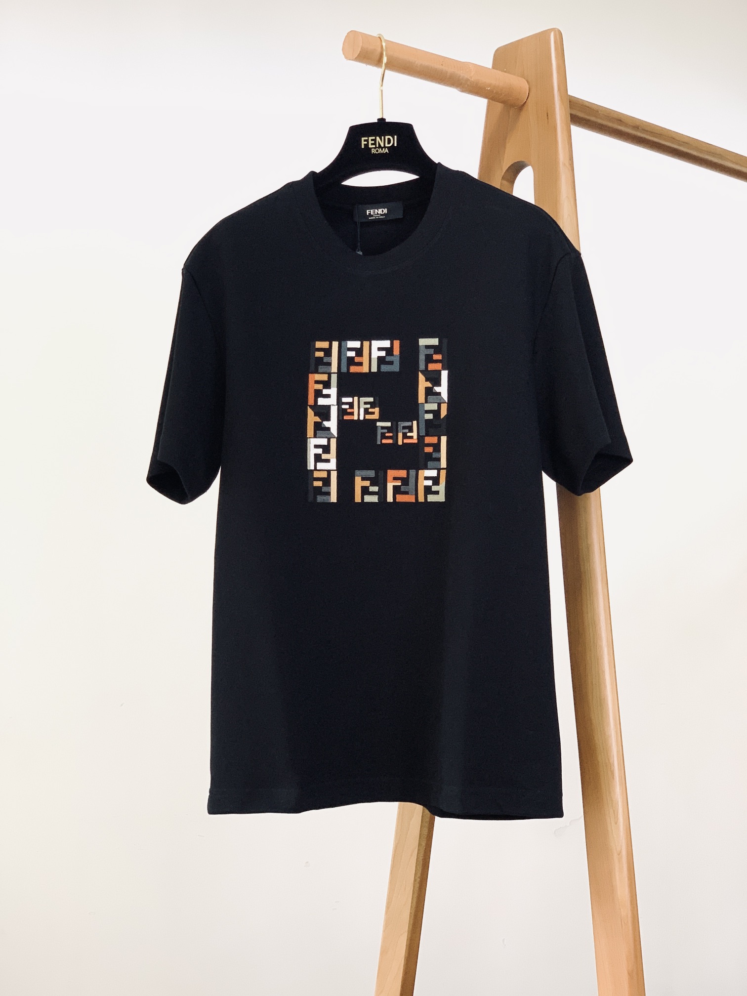 Fendi 芬迪 2025FW早秋新品 加厚款打底T恤：罗马奢艺，「厚」绎双F传奇。胸前的彩色双F标识采