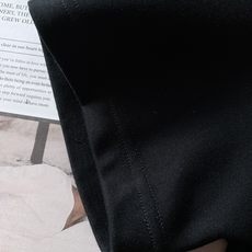 Fendi 芬迪 2025FW早秋新品 加厚款打底T恤:罗马奢艺,「厚」绎双F传奇。胸前的彩色双F标识采 Fendi 芬迪 2025FW早秋新品 加厚款打底T恤:罗马奢艺,「厚」绎双F传奇。胸前的彩色双F标识采