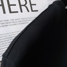 Fendi 芬迪 2025FW早秋新品 加厚款打底T恤:罗马奢艺,「厚」绎双F传奇。胸前的彩色双F标识采 Fendi 芬迪 2025FW早秋新品 加厚款打底T恤:罗马奢艺,「厚」绎双F传奇。胸前的彩色双F标识采