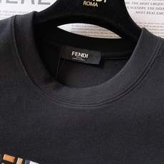 Fendi 芬迪 2025FW早秋新品 加厚款打底T恤:罗马奢艺,「厚」绎双F传奇。胸前的彩色双F标识采 Fendi 芬迪 2025FW早秋新品 加厚款打底T恤:罗马奢艺,「厚」绎双F传奇。胸前的彩色双F标识采