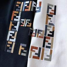 Fendi 芬迪 2025FW早秋新品 加厚款打底T恤:罗马奢艺,「厚」绎双F传奇。胸前的彩色双F标识采 Fendi 芬迪 2025FW早秋新品 加厚款打底T恤:罗马奢艺,「厚」绎双F传奇。胸前的彩色双F标识采