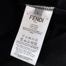 Fendi 芬迪 2025FW早秋新品 加厚款打底T恤:罗马奢艺,「厚」绎双F传奇。胸前的彩色双F标识采 Fendi 芬迪 2025FW早秋新品 加厚款打底T恤:罗马奢艺,「厚」绎双F传奇。胸前的彩色双F标识采