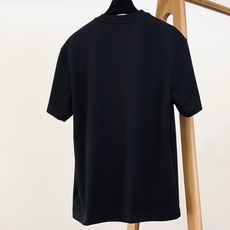 Fendi 芬迪 2025FW早秋新品 加厚款打底T恤:罗马奢艺,「厚」绎双F传奇。胸前的彩色双F标识采 Fendi 芬迪 2025FW早秋新品 加厚款打底T恤:罗马奢艺,「厚」绎双F传奇。胸前的彩色双F标识采