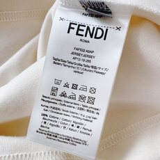 Fendi 芬迪 2025FW早秋新品 加厚款打底T恤:罗马奢艺,「厚」绎双F传奇。胸前的彩色双F标识采 Fendi 芬迪 2025FW早秋新品 加厚款打底T恤:罗马奢艺,「厚」绎双F传奇。胸前的彩色双F标识采