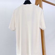 Fendi 芬迪 2025FW早秋新品 加厚款打底T恤:罗马奢艺,「厚」绎双F传奇。胸前的彩色双F标识采 Fendi 芬迪 2025FW早秋新品 加厚款打底T恤:罗马奢艺,「厚」绎双F传奇。胸前的彩色双F标识采