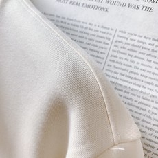 Fendi 芬迪 2025FW早秋新品 加厚款打底T恤:罗马奢艺,「厚」绎双F传奇。胸前的彩色双F标识采 Fendi 芬迪 2025FW早秋新品 加厚款打底T恤:罗马奢艺,「厚」绎双F传奇。胸前的彩色双F标识采