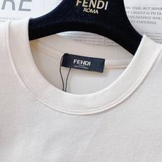 Fendi 芬迪 2025FW早秋新品 加厚款打底T恤:罗马奢艺,「厚」绎双F传奇。胸前的彩色双F标识采 Fendi 芬迪 2025FW早秋新品 加厚款打底T恤:罗马奢艺,「厚」绎双F传奇。胸前的彩色双F标识采