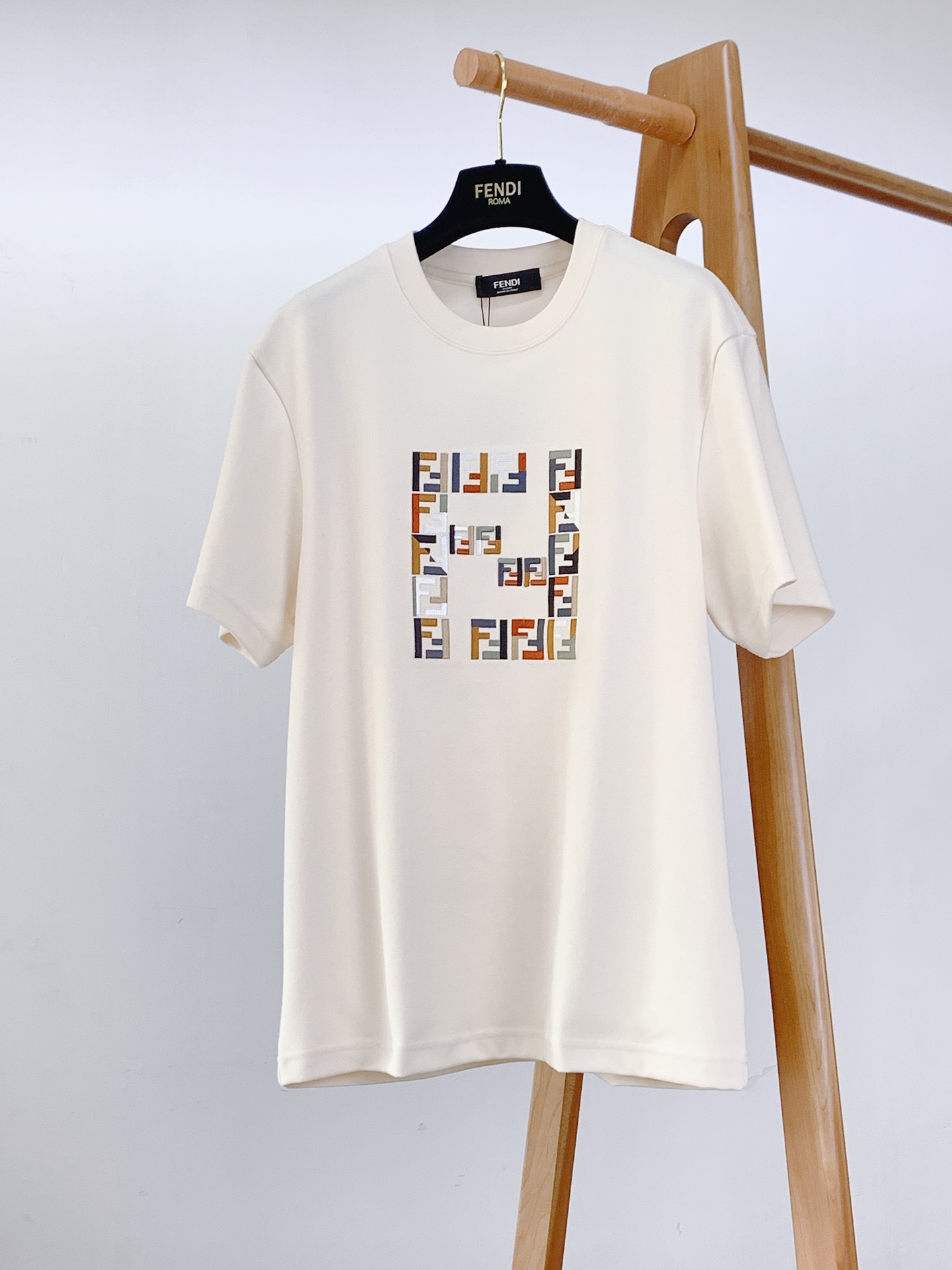 Fendi 芬迪 2025FW早秋新品 加厚款打底T恤：罗马奢艺，「厚」绎双F传奇。胸前的彩色双F标识采