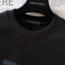 LouisVuitton 路易威登 2025FW早秋新品 加厚款重工打底T恤;「厚」续经典风格。胸前的经 LouisVuitton 路易威登 2025FW早秋新品 加厚款重工打底T恤;「厚」续经典风格。胸前的经
