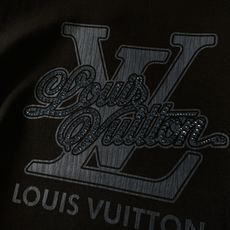 LouisVuitton 路易威登 2025FW早秋新品 加厚款重工打底T恤;「厚」续经典风格。胸前的经 LouisVuitton 路易威登 2025FW早秋新品 加厚款重工打底T恤;「厚」续经典风格。胸前的经