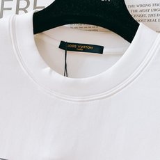 LouisVuitton 路易威登 2025FW早秋新品 加厚款重工打底T恤;「厚」续经典风格。胸前的经 LouisVuitton 路易威登 2025FW早秋新品 加厚款重工打底T恤;「厚」续经典风格。胸前的经