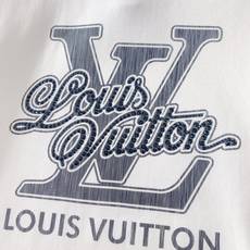 LouisVuitton 路易威登 2025FW早秋新品 加厚款重工打底T恤;「厚」续经典风格。胸前的经 LouisVuitton 路易威登 2025FW早秋新品 加厚款重工打底T恤;「厚」续经典风格。胸前的经