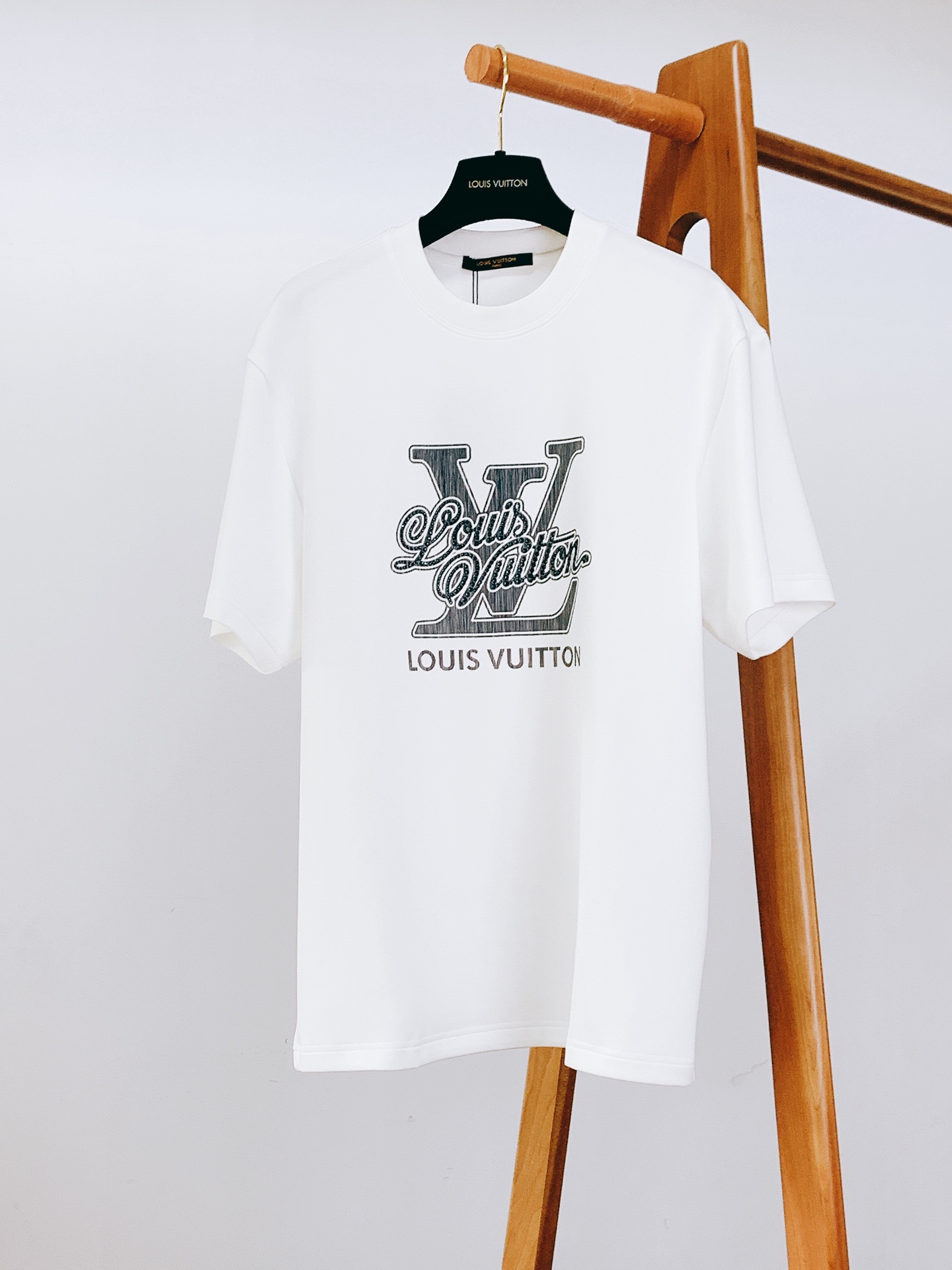 LouisVuitton 路易威登 2025FW早秋新品 加厚款重工打底T恤；「厚」续经典风格。胸前的经