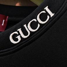 Gucci 古驰 2025FW早秋新品 加厚款打底T恤:奢品质感,冬日「底」气之选领口处精致的字母刺绣标 Gucci 古驰 2025FW早秋新品 加厚款打底T恤:奢品质感,冬日「底」气之选领口处精致的字母刺绣标