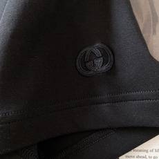Gucci 古驰 2025FW早秋新品 加厚款打底T恤:奢品质感,冬日「底」气之选领口处精致的字母刺绣标 Gucci 古驰 2025FW早秋新品 加厚款打底T恤:奢品质感,冬日「底」气之选领口处精致的字母刺绣标