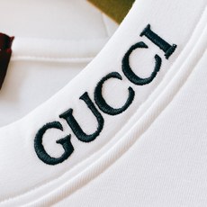 Gucci 古驰 2025FW早秋新品 加厚款打底T恤:奢品质感,冬日「底」气之选领口处精致的字母刺绣标 Gucci 古驰 2025FW早秋新品 加厚款打底T恤:奢品质感,冬日「底」气之选领口处精致的字母刺绣标