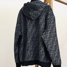 Fendi 芬迪 满印连帽卫衣 双F老花与罗马奢感的潮奢暴击 满幅双F提花,将品牌辨识度拉满,黑灰撞色高级又复古,走在街 Fendi 芬迪 满印连帽卫衣 双F老花与罗马奢感的潮奢暴击 满幅双F提花,将品牌辨识度拉满,黑灰撞色高级又复古,走在街