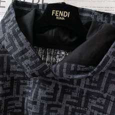 Fendi 芬迪 满印连帽卫衣 双F老花与罗马奢感的潮奢暴击 满幅双F提花,将品牌辨识度拉满,黑灰撞色高级又复古,走在街 Fendi 芬迪 满印连帽卫衣 双F老花与罗马奢感的潮奢暴击 满幅双F提花,将品牌辨识度拉满,黑灰撞色高级又复古,走在街