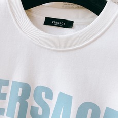 Versace 范思哲 2025FW秋冬新品休闲套头卫衣,胸前经典美杜莎标识印花,辨识度极高,完美的符合 Versace 范思哲 2025FW秋冬新品休闲套头卫衣,胸前经典美杜莎标识印花,辨识度极高,完美的符合