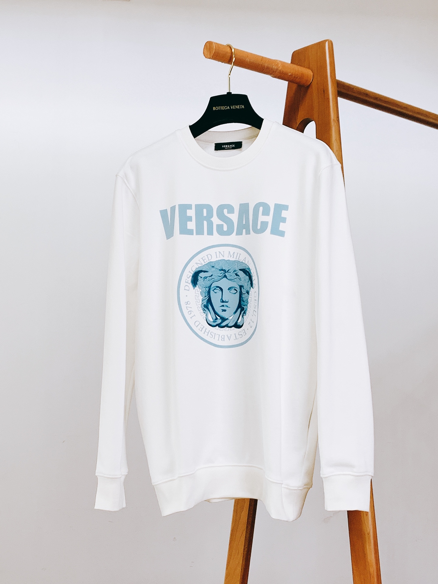 Versace 范思哲 2025FW秋冬新品休闲套头卫衣，胸前经典美杜莎标识印花，辨识度极高，完美的符合