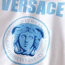 Versace 范思哲 2025FW秋冬新品休闲套头卫衣,胸前经典美杜莎标识印花,辨识度极高,完美的符合 Versace 范思哲 2025FW秋冬新品休闲套头卫衣,胸前经典美杜莎标识印花,辨识度极高,完美的符合