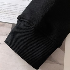 Versace 范思哲 2025FW秋冬新品休闲套头卫衣,胸前经典美杜莎标识印花,辨识度极高,完美的符合 Versace 范思哲 2025FW秋冬新品休闲套头卫衣,胸前经典美杜莎标识印花,辨识度极高,完美的符合