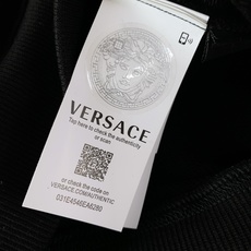 Versace 范思哲 2025FW秋冬新品休闲套头卫衣,胸前经典美杜莎标识印花,辨识度极高,完美的符合 Versace 范思哲 2025FW秋冬新品休闲套头卫衣,胸前经典美杜莎标识印花,辨识度极高,完美的符合