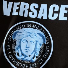 Versace 范思哲 2025FW秋冬新品休闲套头卫衣,胸前经典美杜莎标识印花,辨识度极高,完美的符合 Versace 范思哲 2025FW秋冬新品休闲套头卫衣,胸前经典美杜莎标识印花,辨识度极高,完美的符合
