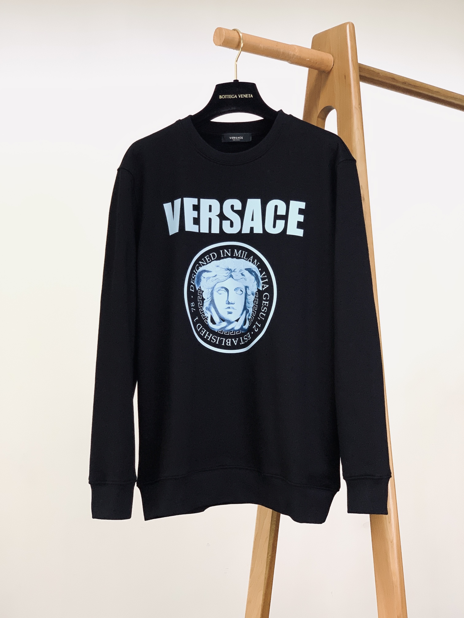 Versace 范思哲 2025FW秋冬新品休闲套头卫衣，胸前经典美杜莎标识印花，辨识度极高，完美的符合