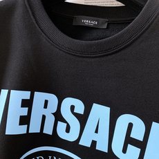 Versace 范思哲 2025FW秋冬新品休闲套头卫衣,胸前经典美杜莎标识印花,辨识度极高,完美的符合 Versace 范思哲 2025FW秋冬新品休闲套头卫衣,胸前经典美杜莎标识印花,辨识度极高,完美的符合