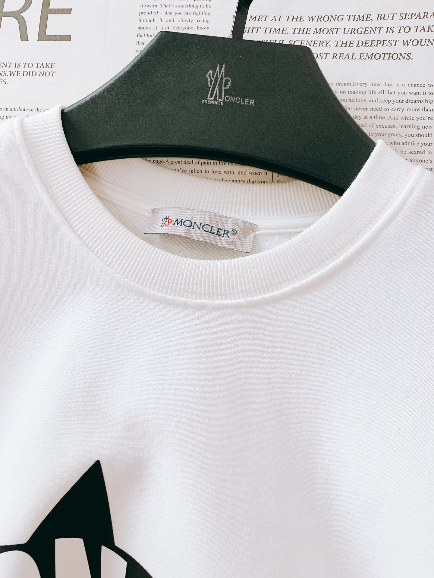 Moncler 蒙口 2025FW秋冬新品休闲套头卫衣，胸前经典撞色鲨鱼标识印花图案，辨识度极高，完美的