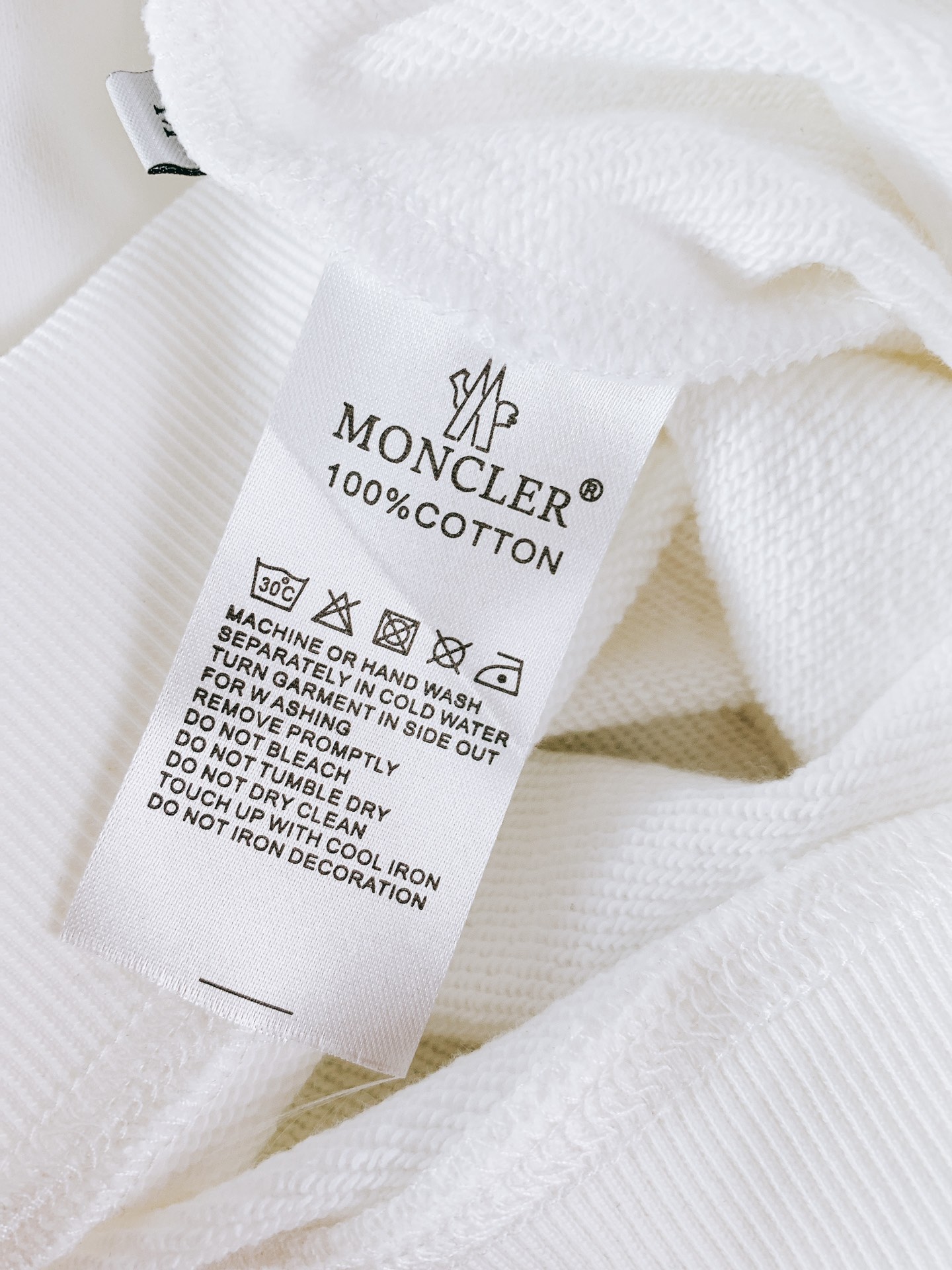 Moncler 蒙口 2025FW秋冬新品休闲套头卫衣，胸前经典撞色鲨鱼标识印花图案，辨识度极高，完美的