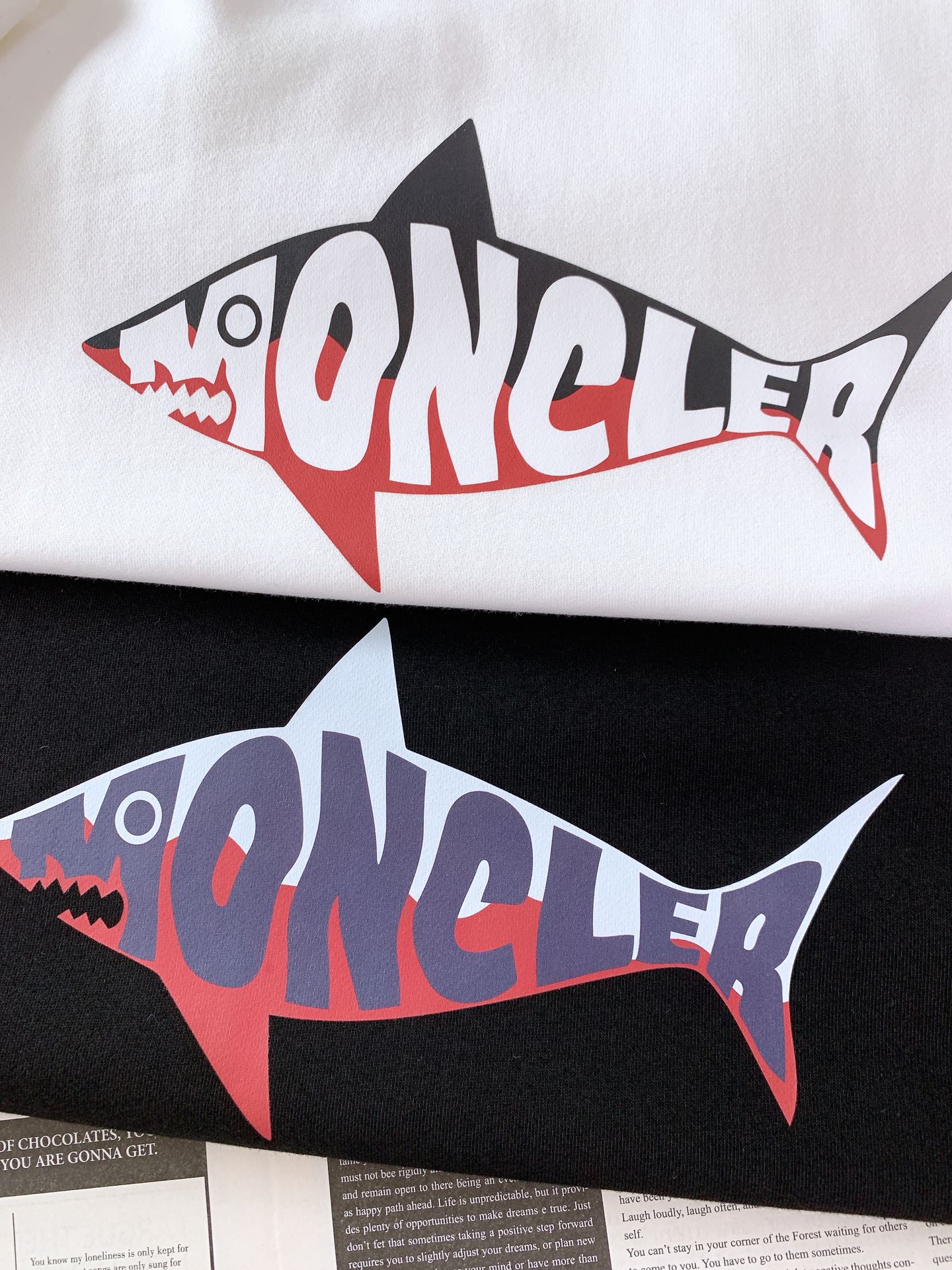 Moncler 蒙口 2025FW秋冬新品休闲套头卫衣，胸前经典撞色鲨鱼标识印花图案，辨识度极高，完美的