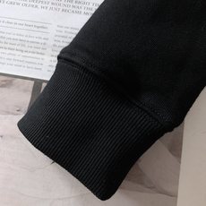 Moncler 蒙口 2025FW秋冬新品休闲套头卫衣,胸前经典撞色鲨鱼标识印花图案,辨识度极高,完美的 Moncler 蒙口 2025FW秋冬新品休闲套头卫衣,胸前经典撞色鲨鱼标识印花图案,辨识度极高,完美的