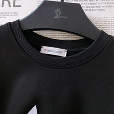 Moncler 蒙口 2025FW秋冬新品休闲套头卫衣,胸前经典撞色鲨鱼标识印花图案,辨识度极高,完美的 Moncler 蒙口 2025FW秋冬新品休闲套头卫衣,胸前经典撞色鲨鱼标识印花图案,辨识度极高,完美的