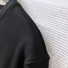 Moncler 蒙口 2025FW秋冬新品休闲套头卫衣,胸前经典撞色鲨鱼标识印花图案,辨识度极高,完美的 Moncler 蒙口 2025FW秋冬新品休闲套头卫衣,胸前经典撞色鲨鱼标识印花图案,辨识度极高,完美的