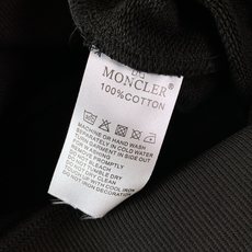Moncler 蒙口 2025FW秋冬新品休闲套头卫衣,胸前经典撞色鲨鱼标识印花图案,辨识度极高,完美的 Moncler 蒙口 2025FW秋冬新品休闲套头卫衣,胸前经典撞色鲨鱼标识印花图案,辨识度极高,完美的