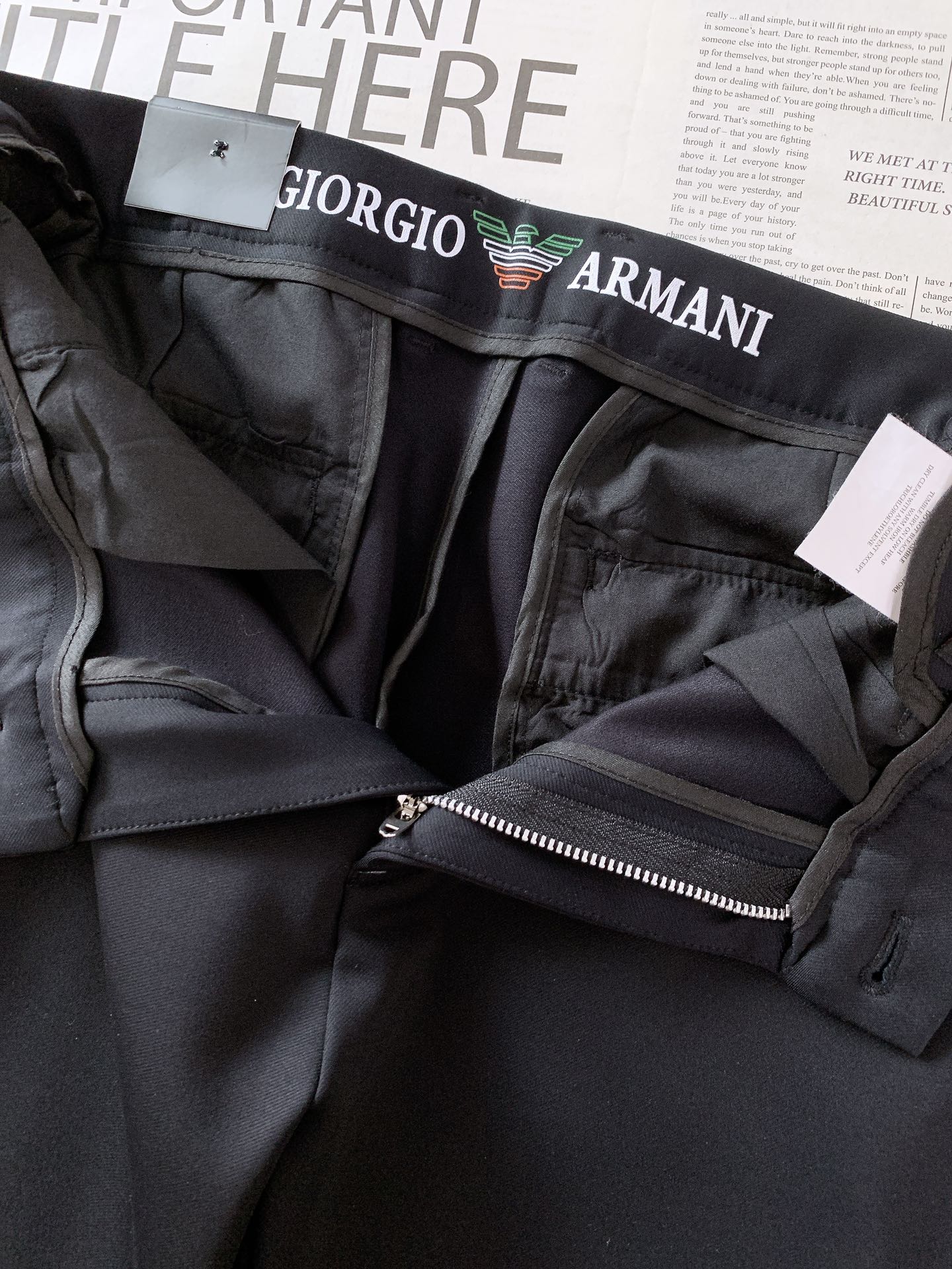 EmPorio Armani 阿玛尼 2025FW早秋新品 时尚商务休闲裤，臻选优质面料打造，贴身舒适，