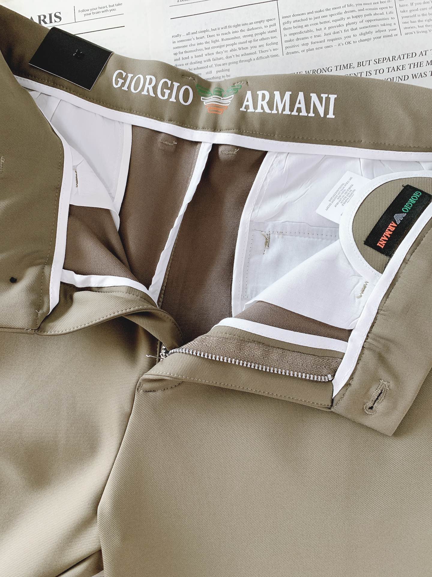 EmPorio Armani 阿玛尼 2025FW早秋新品 时尚商务休闲裤，臻选优质面料打造，贴身舒适，