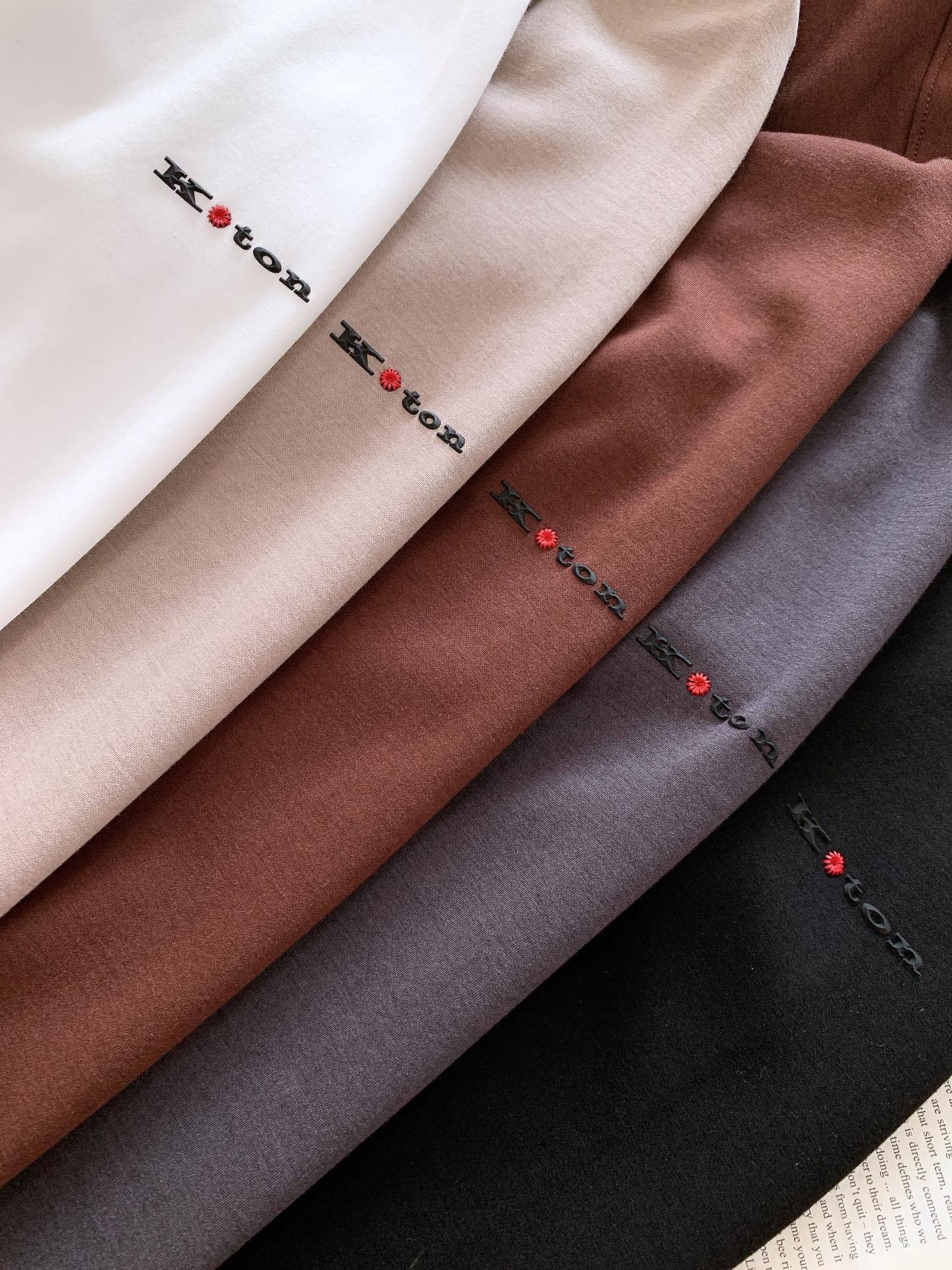 Kiton 奇顿 2025FW早秋新品 半拉链打底衫|那不勒斯的奢级「内搭哲学」撞色领型利落有型,半拉链