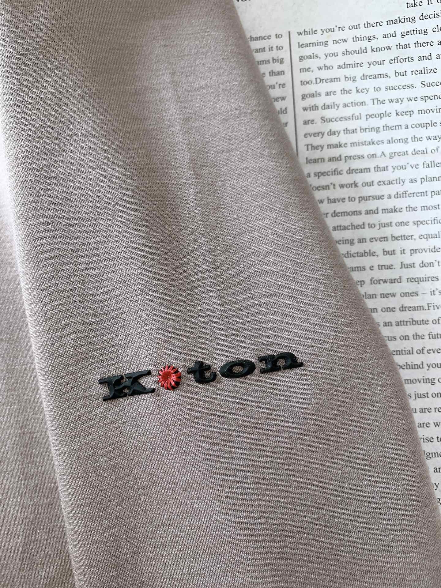 Kiton 奇顿 2025FW早秋新品 半拉链打底衫|那不勒斯的奢级「内搭哲学」撞色领型利落有型,半拉链