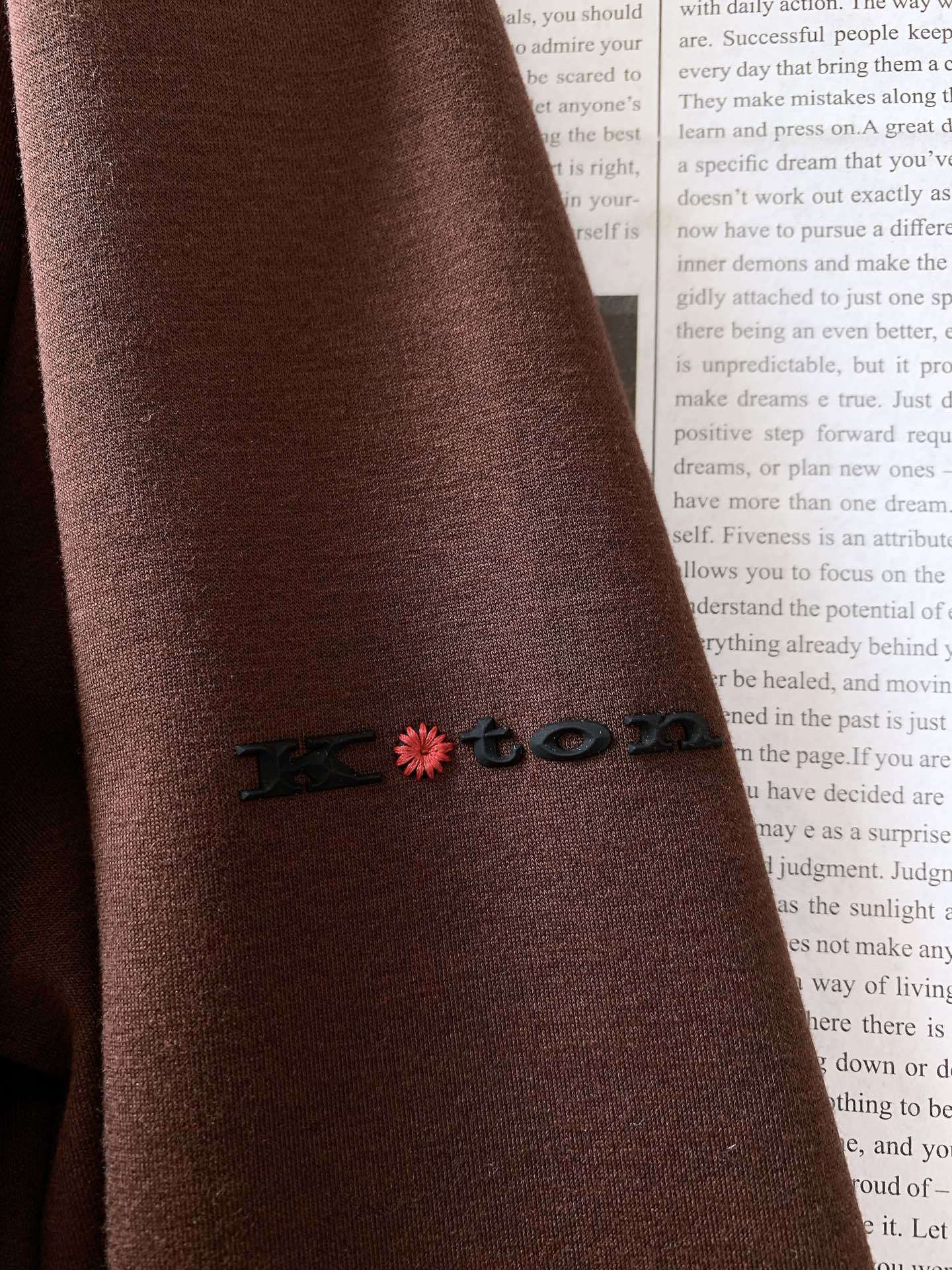 Kiton 奇顿 2025FW早秋新品 半拉链打底衫|那不勒斯的奢级「内搭哲学」撞色领型利落有型,半拉链