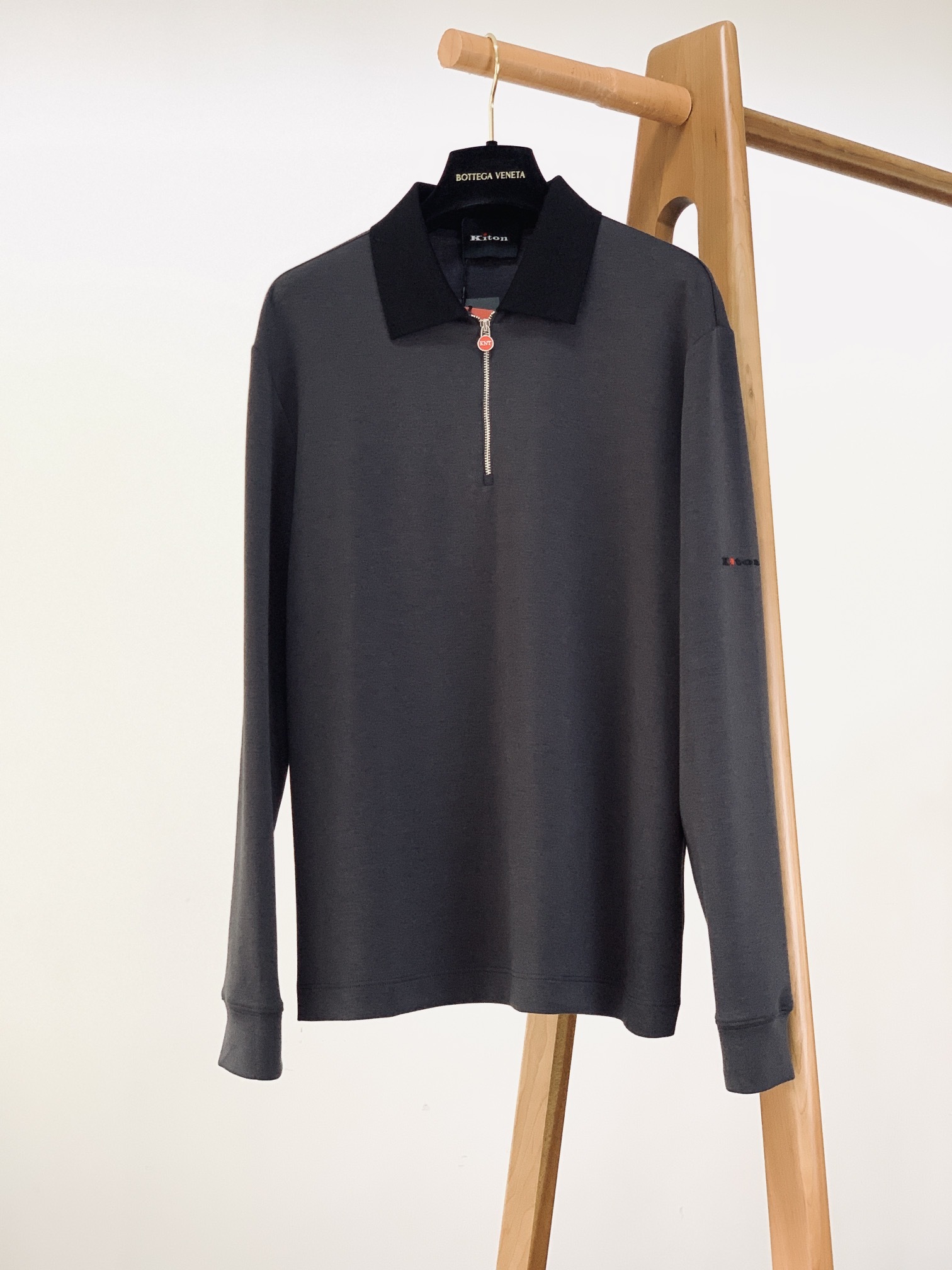 Kiton 奇顿 2025FW早秋新品 半拉链打底衫|那不勒斯的奢级「内搭哲学」撞色领型利落有型,半拉链