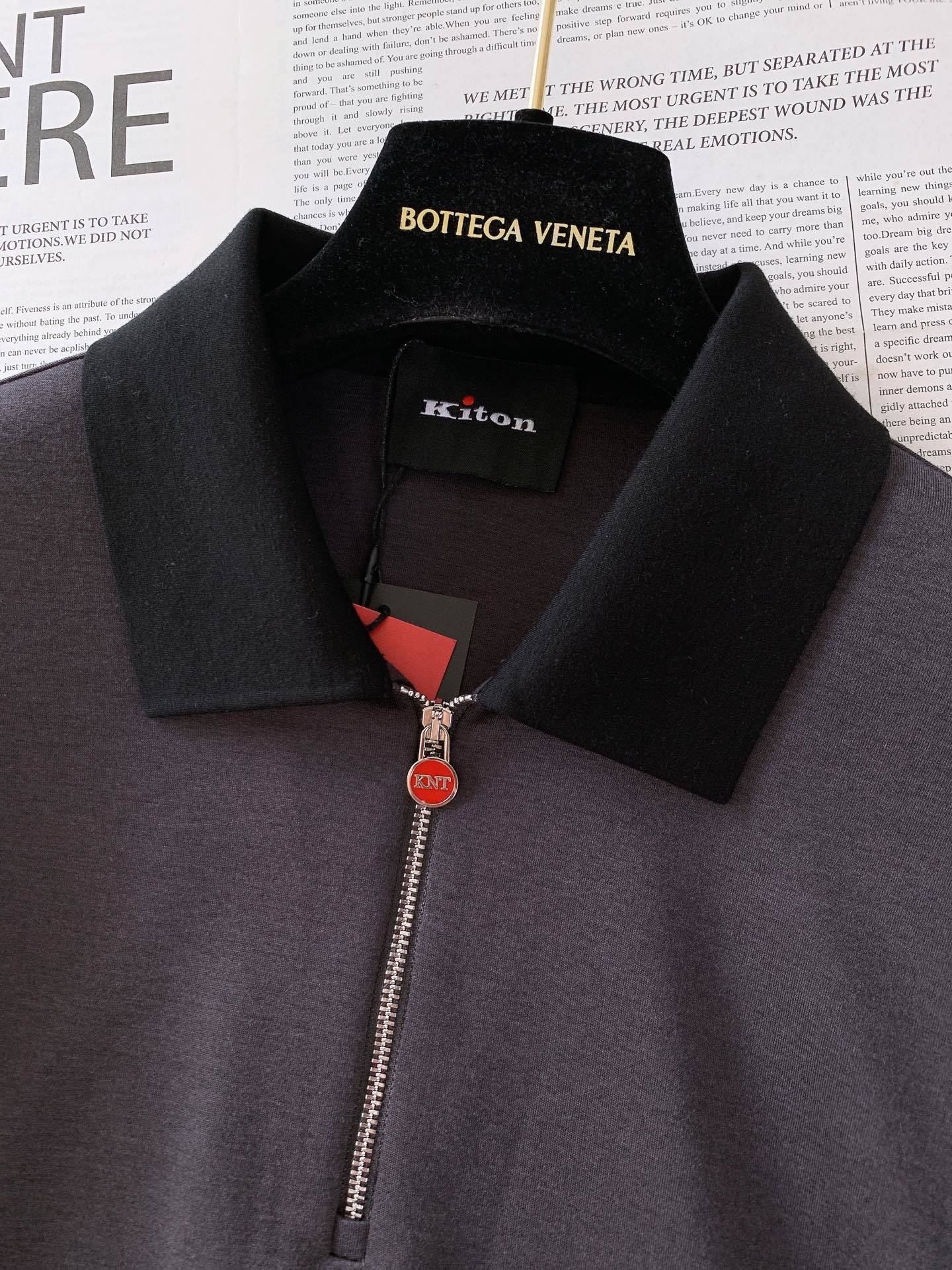 Kiton 奇顿 2025FW早秋新品 半拉链打底衫|那不勒斯的奢级「内搭哲学」撞色领型利落有型,半拉链