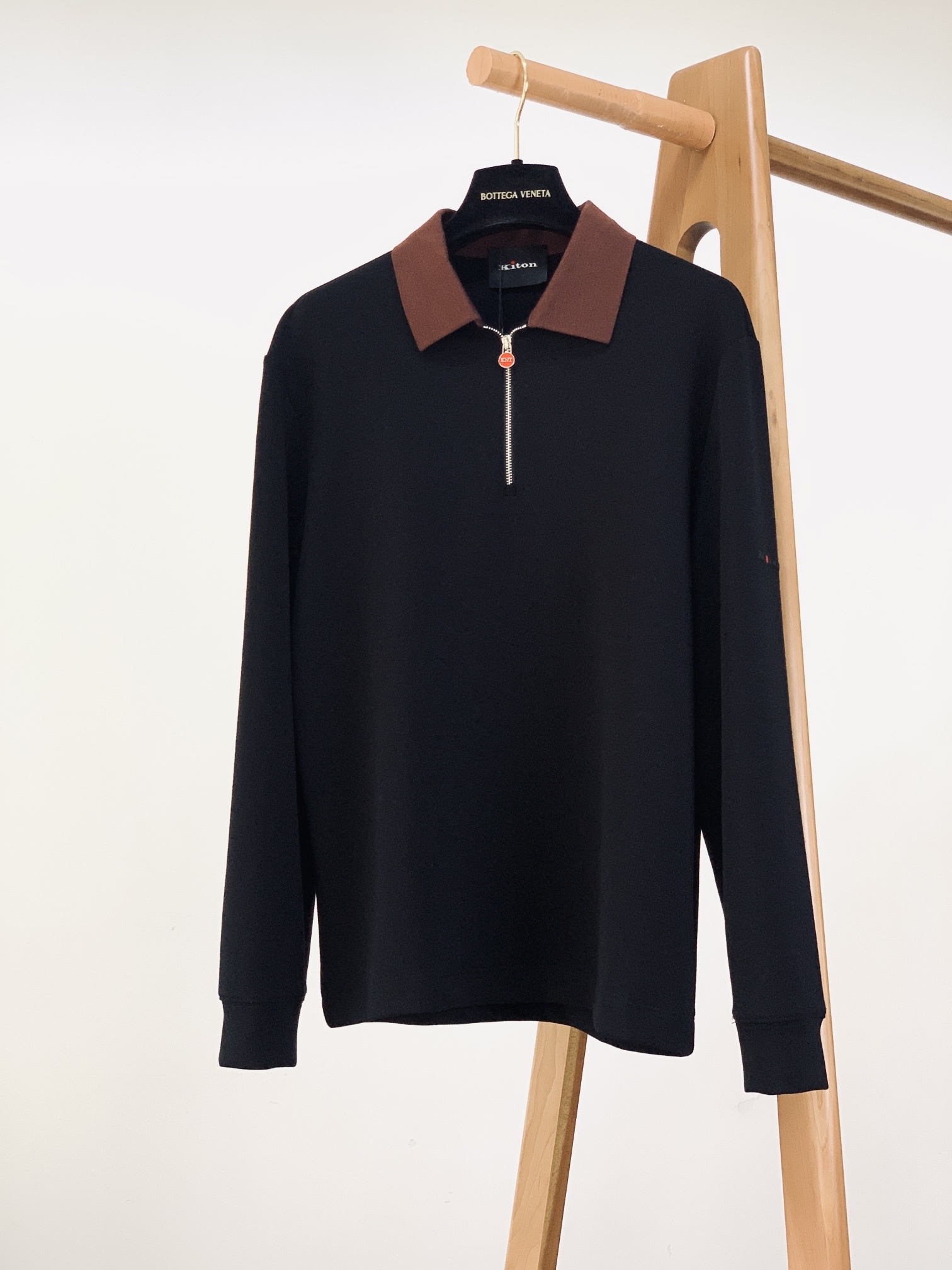 Kiton 奇顿 2025FW早秋新品 半拉链打底衫|那不勒斯的奢级「内搭哲学」撞色领型利落有型,半拉链