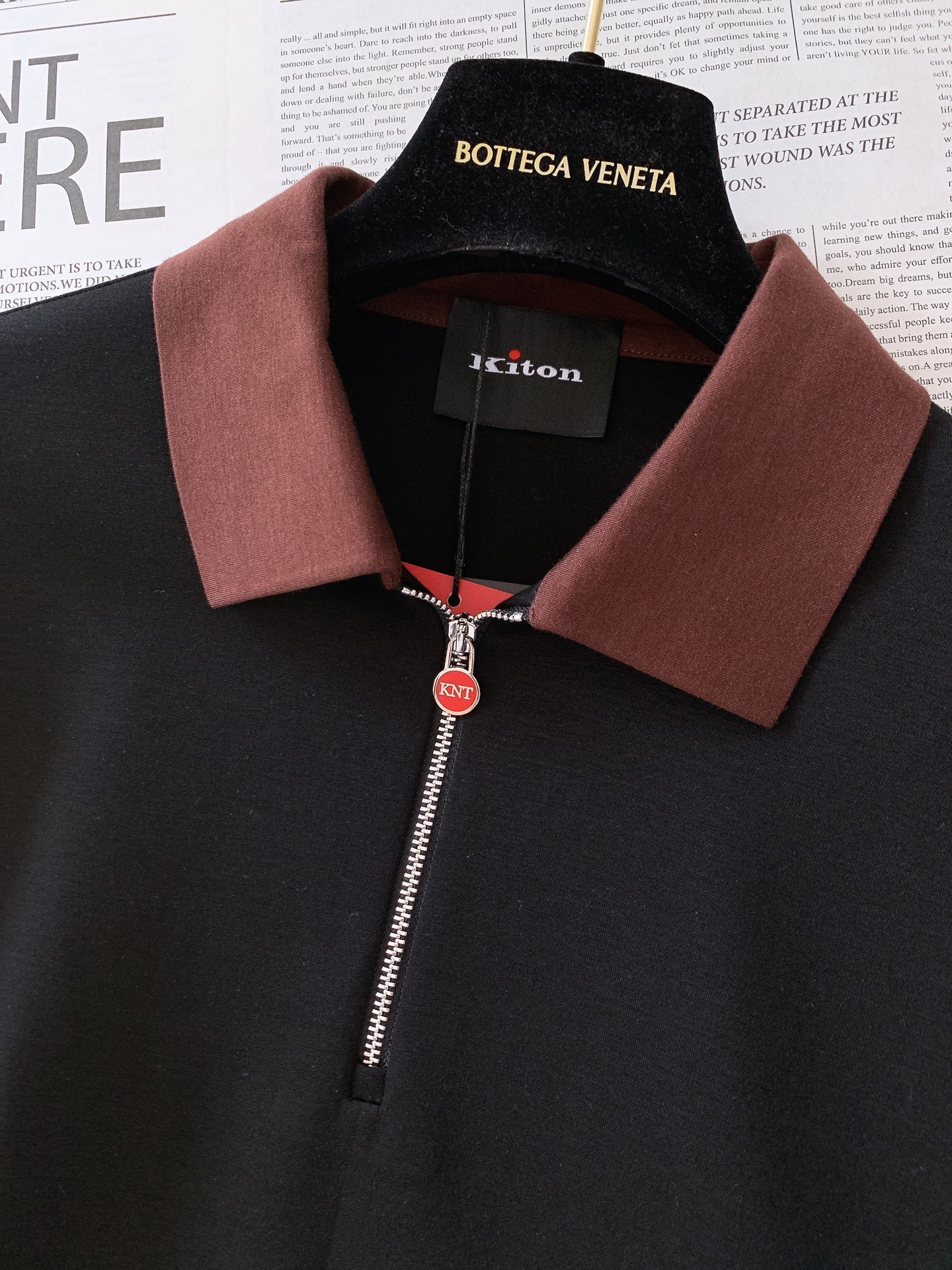 Kiton 奇顿 2025FW早秋新品 半拉链打底衫|那不勒斯的奢级「内搭哲学」撞色领型利落有型,半拉链
