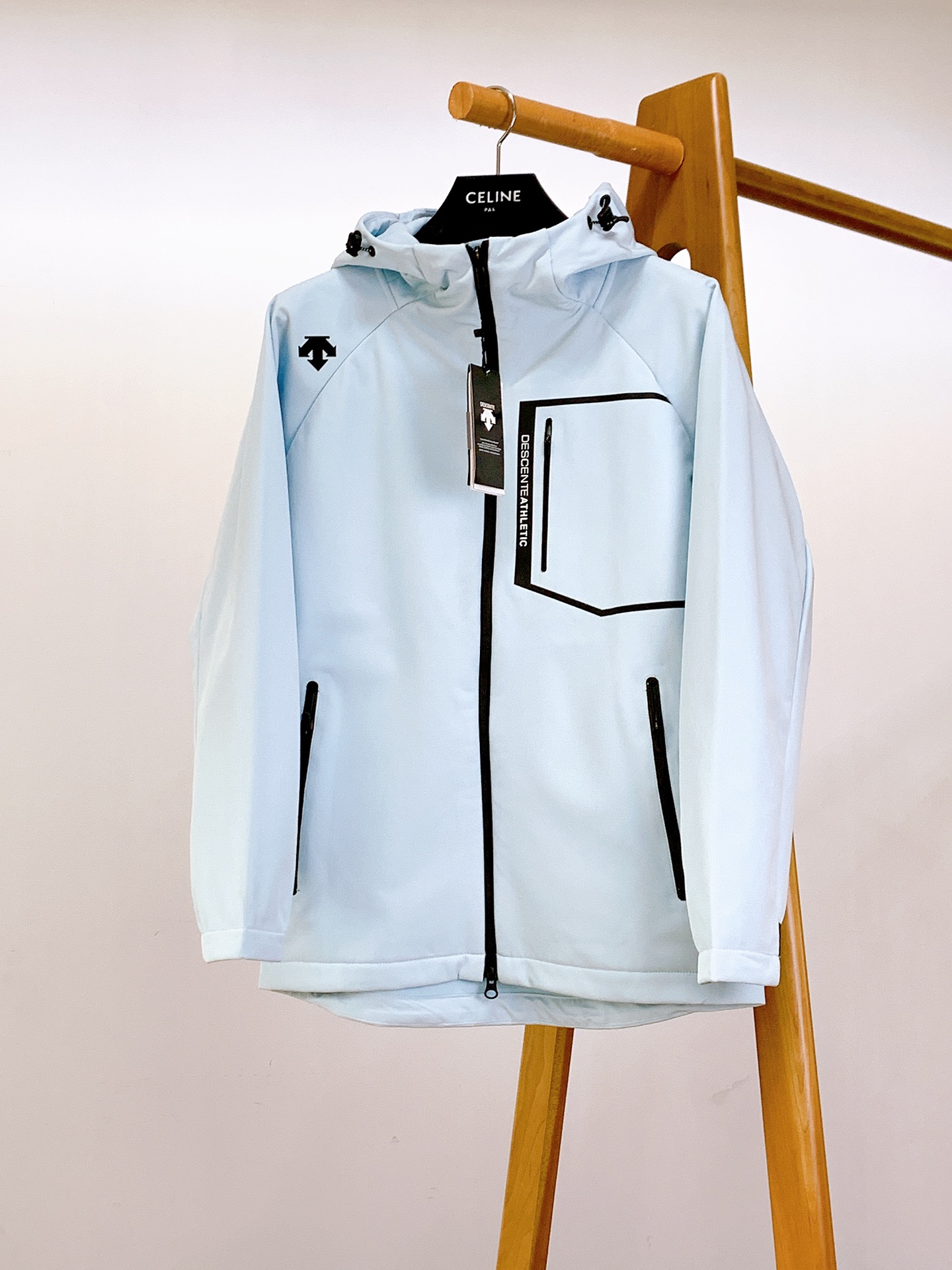 DESCENTE 迪桑特 软壳冲锋衣 专业运动与都市风格的「细节共生术」	•	面料科技：外层采用93%聚