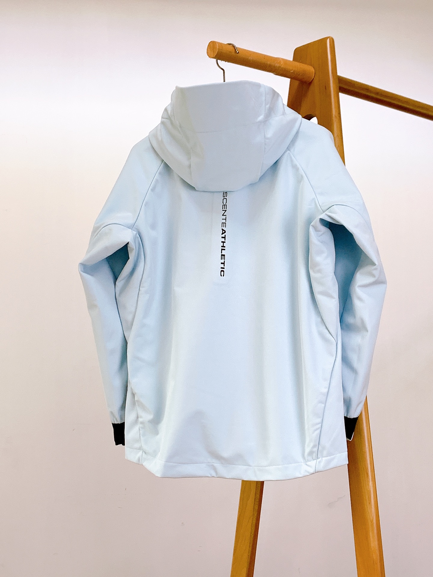 DESCENTE 迪桑特 软壳冲锋衣 专业运动与都市风格的「细节共生术」	•	面料科技：外层采用93%聚