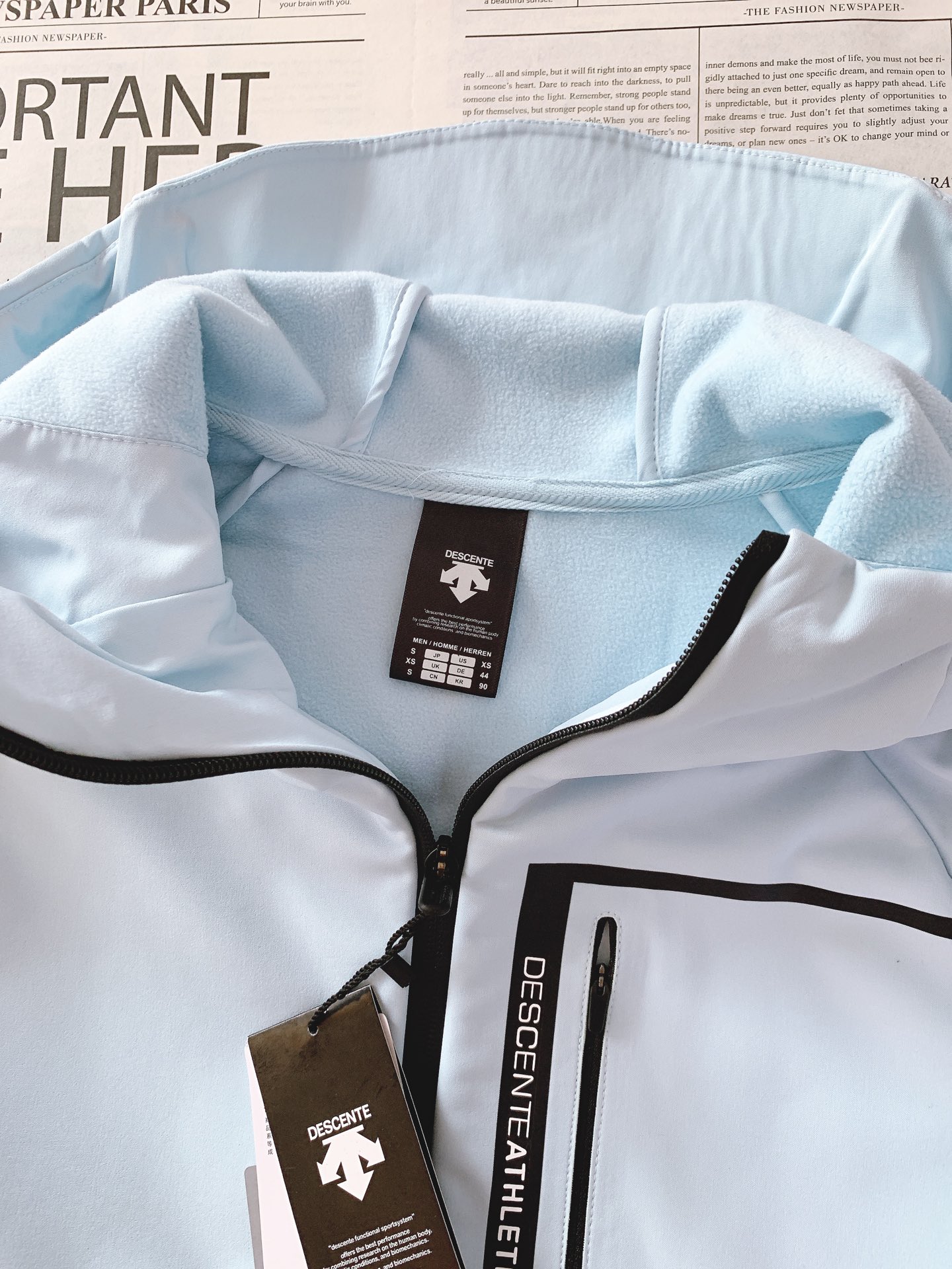 DESCENTE 迪桑特 软壳冲锋衣 专业运动与都市风格的「细节共生术」	•	面料科技：外层采用93%聚