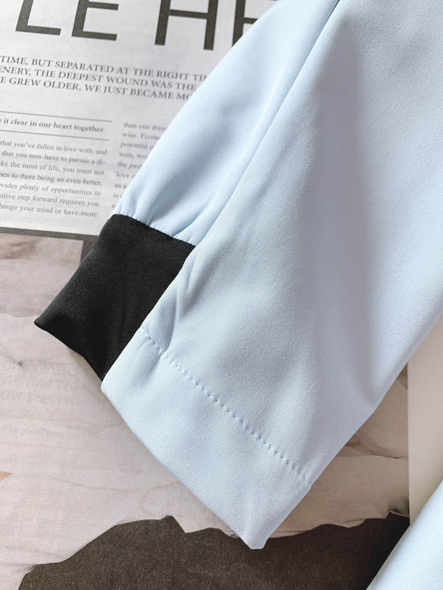 DESCENTE 迪桑特 软壳冲锋衣 专业运动与都市风格的「细节共生术」	•	面料科技：外层采用93%聚